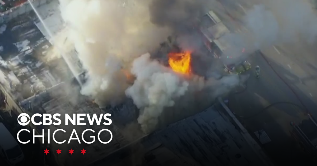 Roof of restaurant collapses as fire spreads on West Side - CBS Chicago