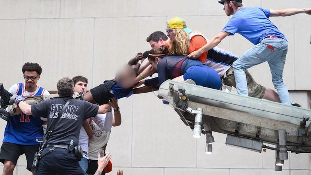 Knicks parade spectators help EMT get unconscious man off subway station