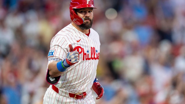 Kyle Schwarber gives a thumbs up after hitting a home run against the Mets 