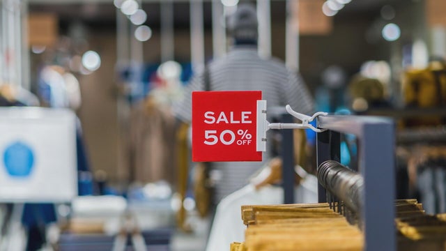 outlet-store-sales.jpg 