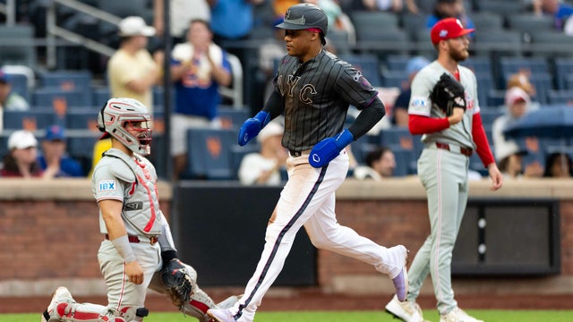 Juan Soto #22 of the New York Mets scores in the seventh inning against the Philadelphia Phillies at Citi Field on June 27, 2026 in New York City. 
