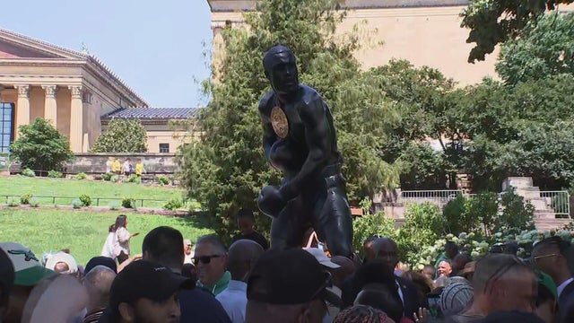 joe-frazier-statue-art-museum.jpg 