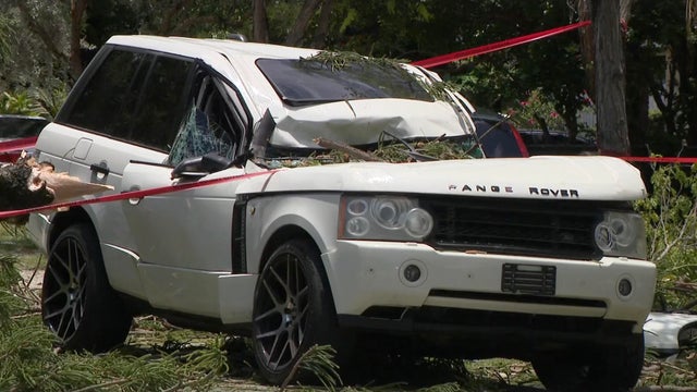 cbsmiami-north-miami-lightning-tree-suv-1.jpg 