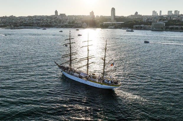 Nava Scoala Mircea passes through the Bosphorus
