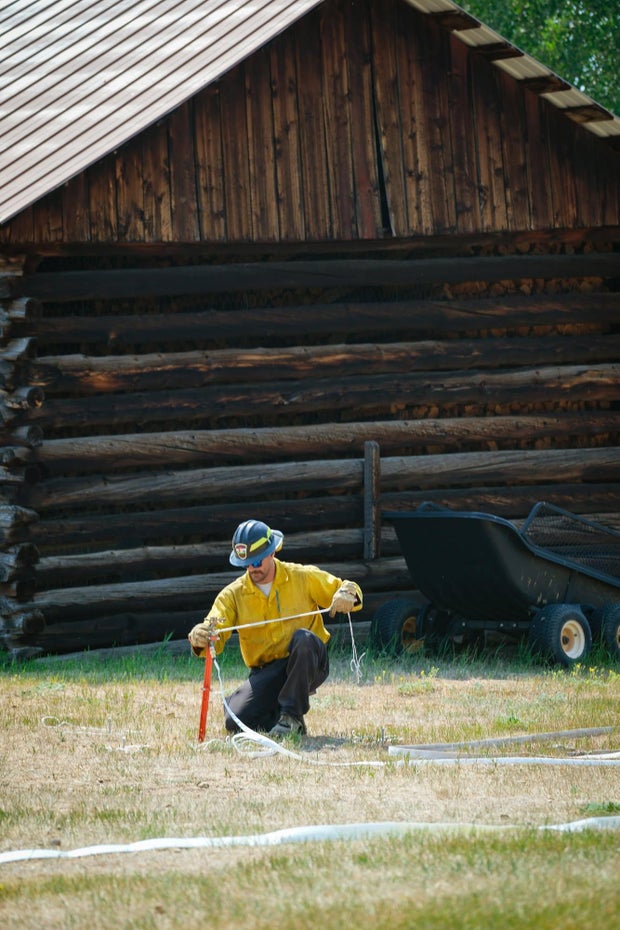 willow-fire-incident-command-pump-and-hose-installation.jpg