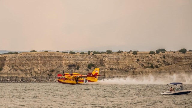 super-scooper-on-lake-pueblo-aspen-acres-fire-credit-dustin-cox-photography-3.jpg 