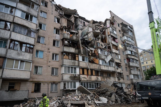 Russian attack on Kyiv leaves 10 dead