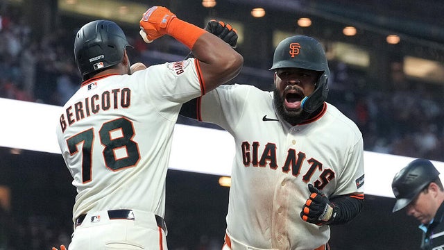 giants-blue-jays-2285009399.jpg 