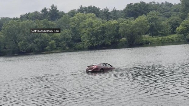 car-in-schuylkill-river-water-rescue-philadelphia-today.jpg