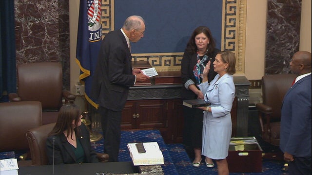 Sen. Chuck Grassley of Iowa administers the oath of office to Darline Graham, the sister of the late Sen. Lindsey Graham 