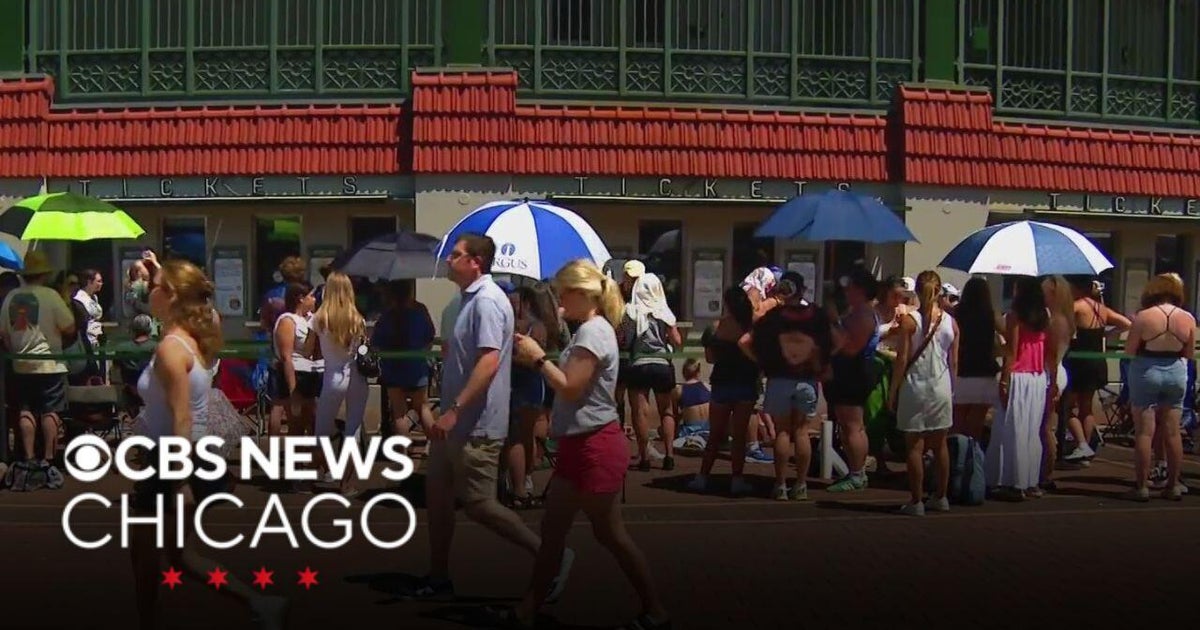 Noah Kahan fans brave heat to score tickets to Wrigley Field show