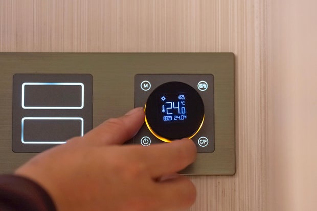 How much money can a smart thermostat realistically save during a heat wave?