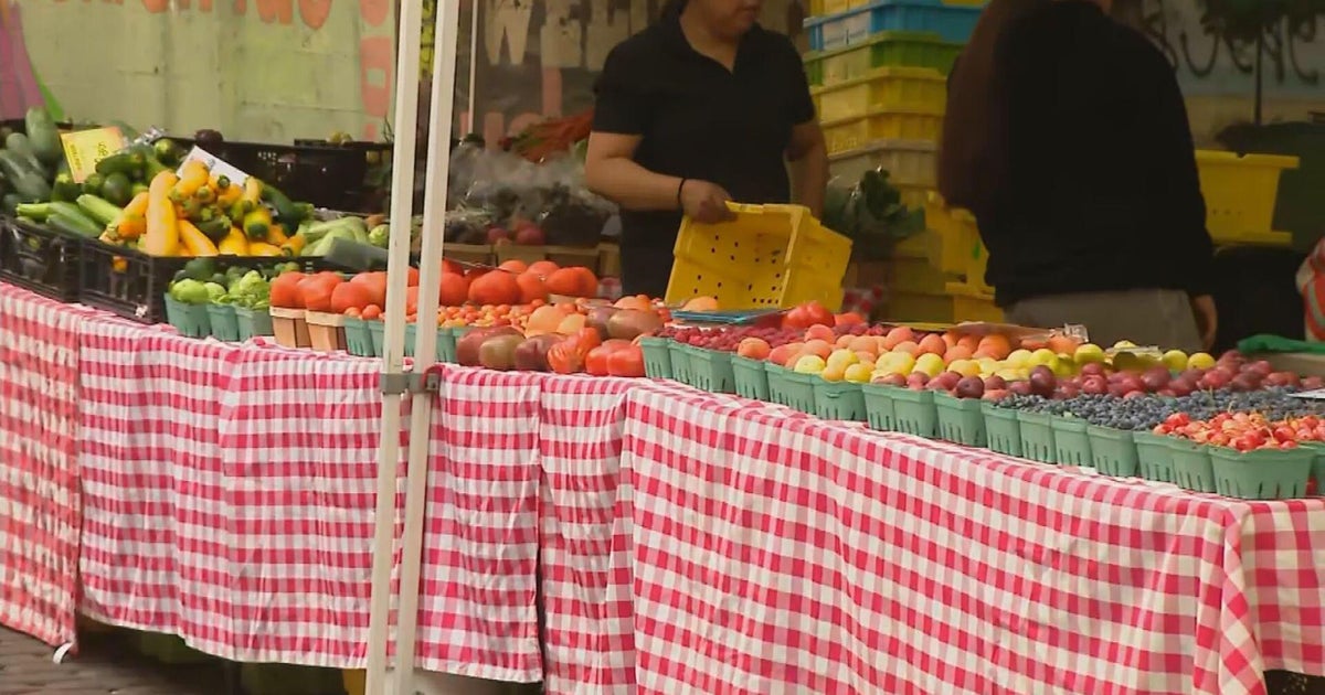 cbsnews.com - Adam  Harrington - Glenwood Sunday Market celebrates 17 years bringing fresh food to Chicago's Rogers Park community