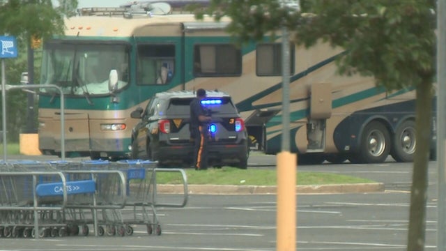 walmart-lumberton-barricade-072126-frame-20734.jpg 