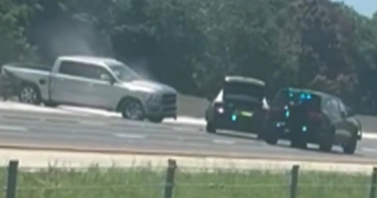 Florida police spray bullets at murder suspect's vehicle following car chase