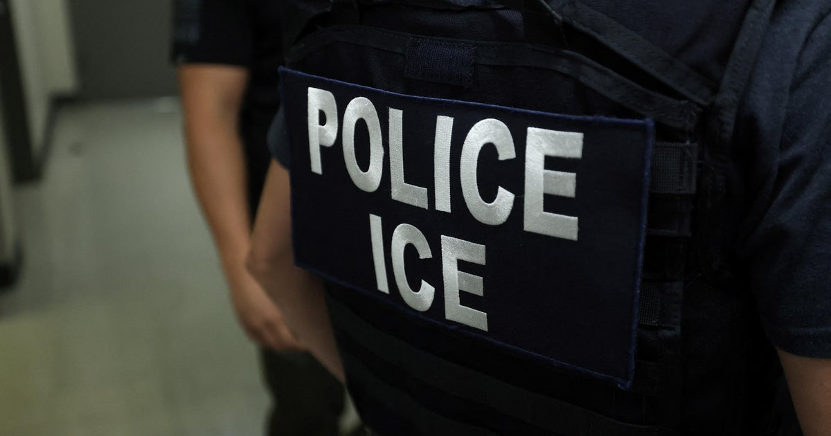 Сенатор Гари Питърс иска от ICE да обясни защо е закупил шпионски софтуер, който може тайно да контролира телефоните