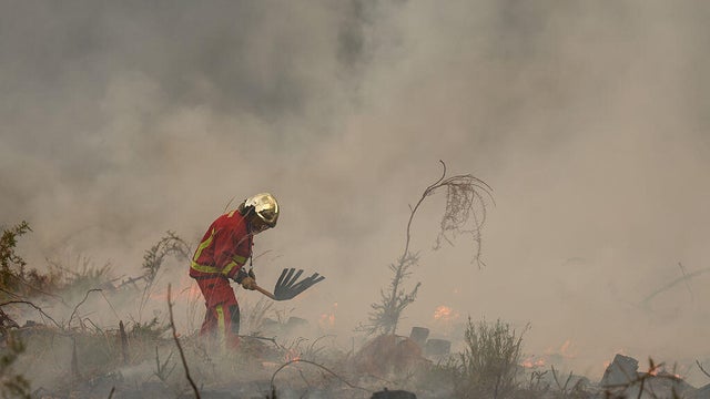 TOPSHOT-FRANCE-ENVIRONMENT-CLIMATE-WEATHER-WILDFIRE 