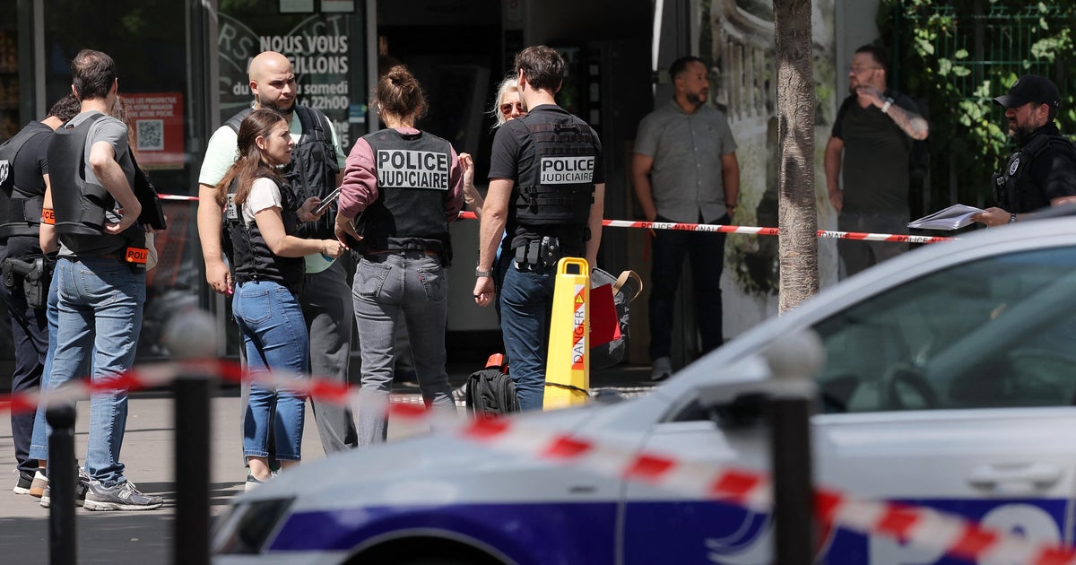 Мъж напада 3 жени с ножове в Париж, преди да бъде спрян от случаен минувач, казва свидетел