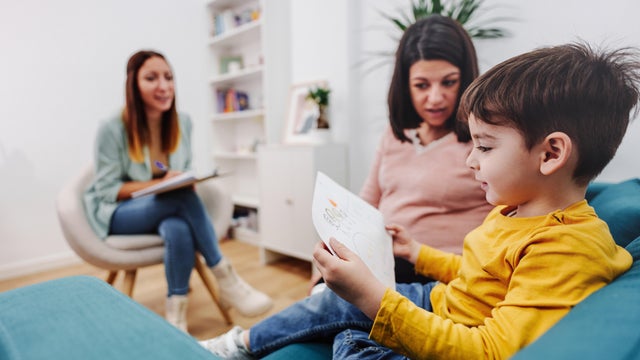 Therapy of little child and pregnant mother with educational psychology 