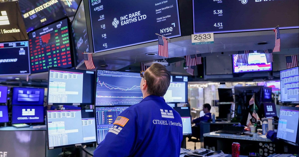 Dow closes down 1,000 points as Fed votes to leave interest rates unchanged