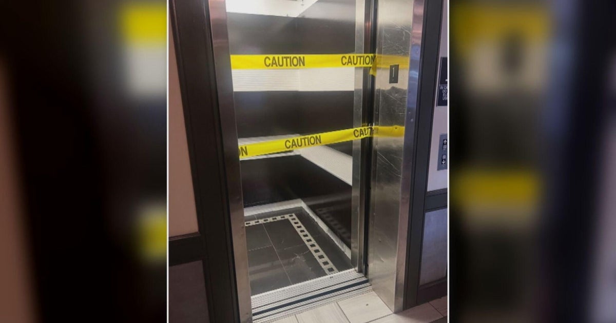 Tenants in South Loop high-rise apartment building haven't had working elevators for weeks