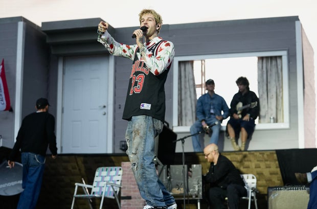 jake-barlow-the-neighbourhood-15.jpg 