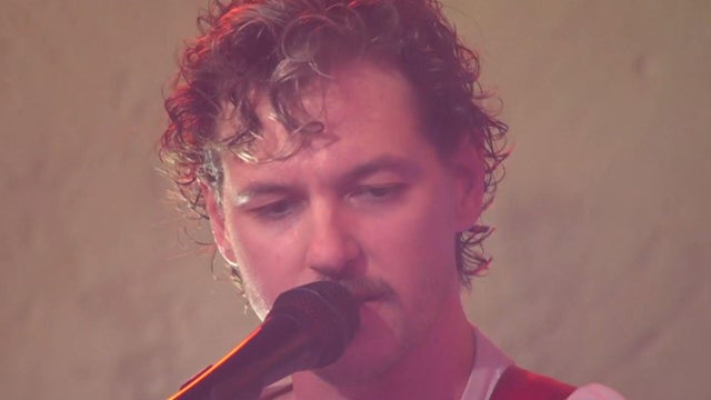 thumbs-sing-red.jpg 