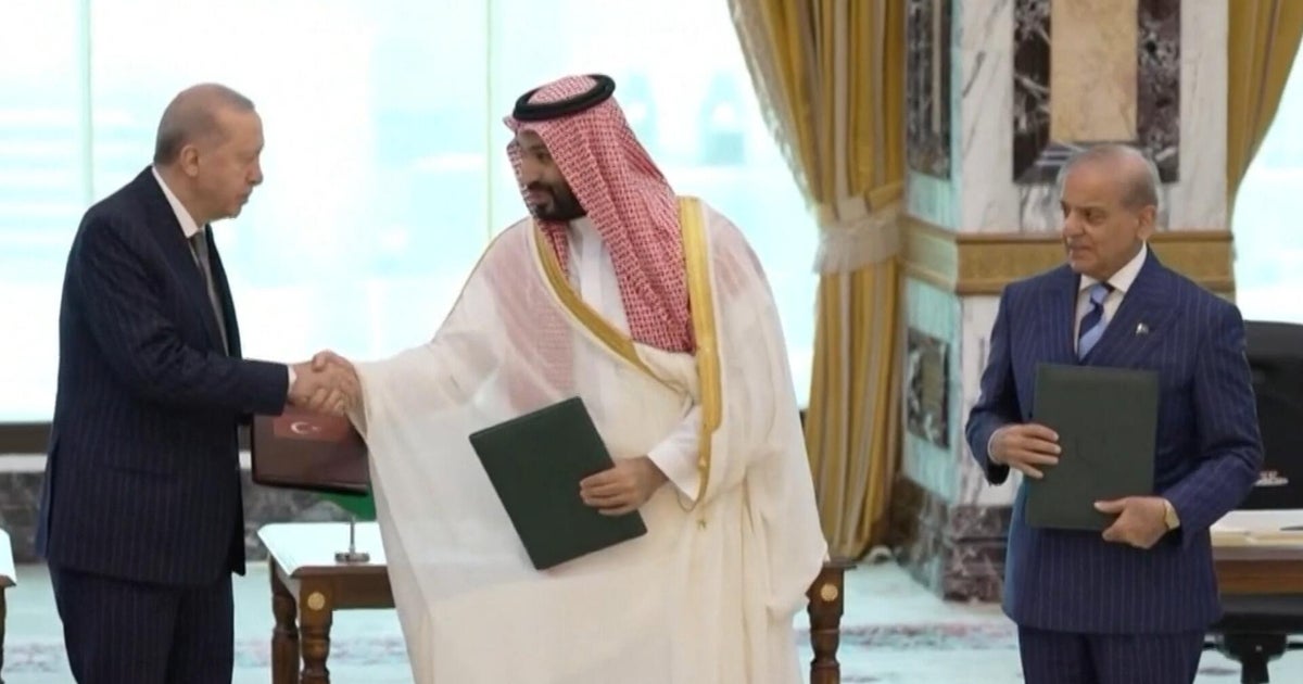 Saudi Arabia, Pakistan and Turkey sign defense pact as Iran repeats that Hormuz deal is close