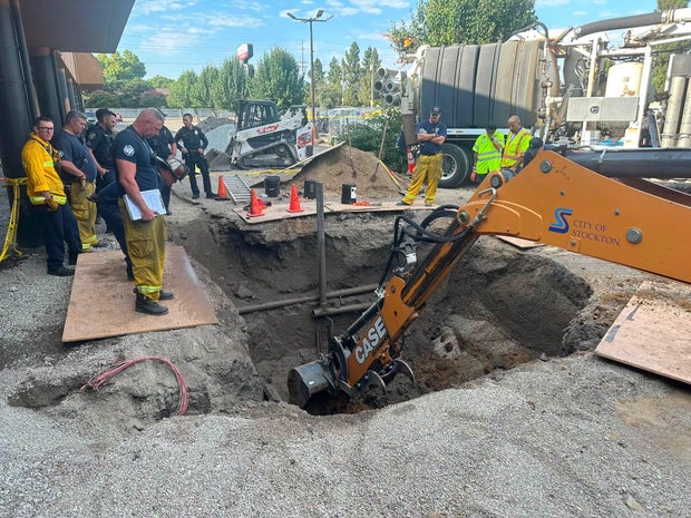 Stockton crews find 2 people dead after construction trench collapses