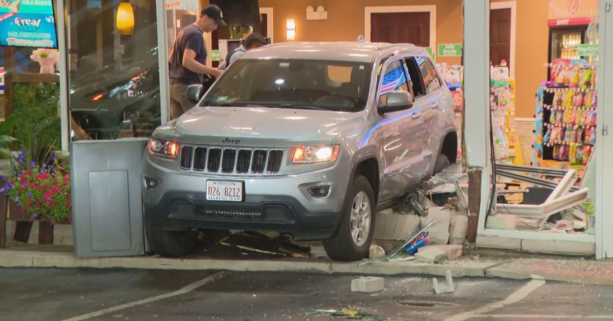 Crash-and-grab burglars target convenience store in Chicago's Bucktown neighborhood