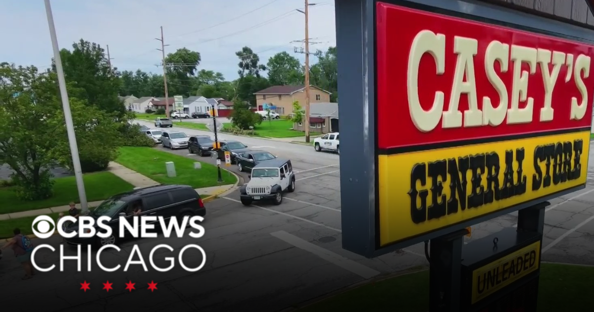 Gas station in Dyer packed with people looking to fill cars, generators amid power outages