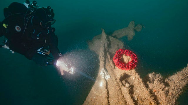 hms-tiger-guy-trees-credit-ricardo-constantino-laying-wreath-on-tiller-of-hms-tiger.jpg 