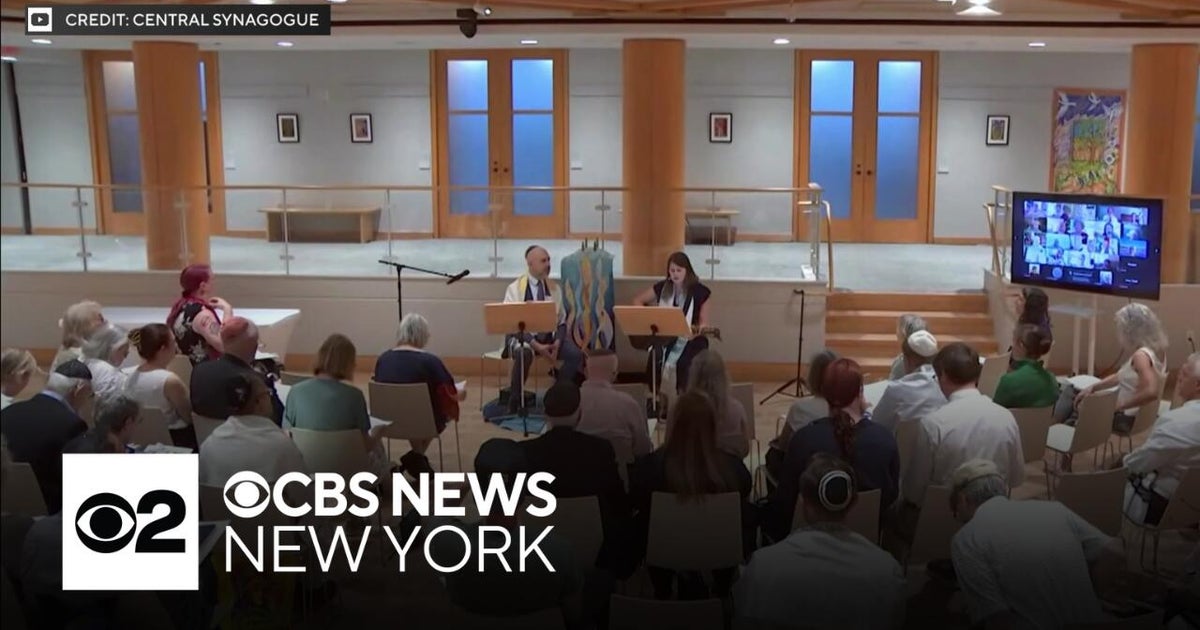 Services resume at NYC synagogue after man charged with hate crimes for Shabbat disruption
