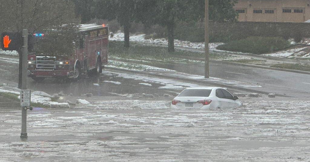 Drivers in Denver metro area become stranded in floodwaters - CBS Colorado