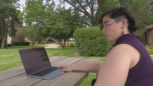 woman-warn-of-job-scam.jpg 