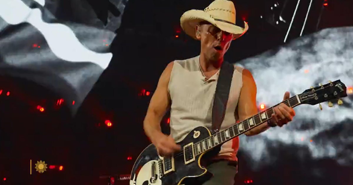 The real no-shoes Kenny Chesney