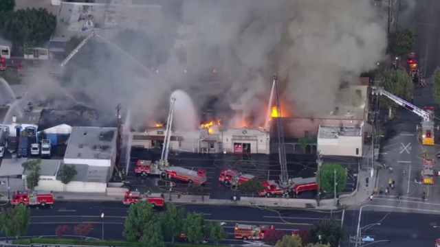 santa-clarita-building-fire.png 