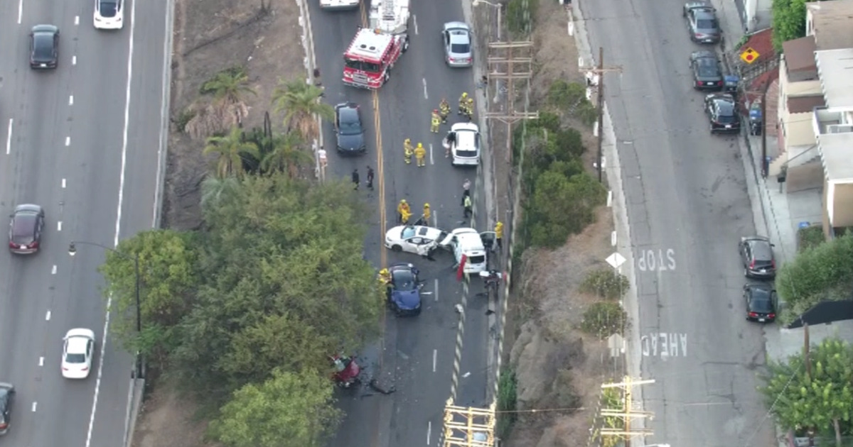 Multi-car crash leaves 5 injured near 101 Freeway in Hollywood Hills