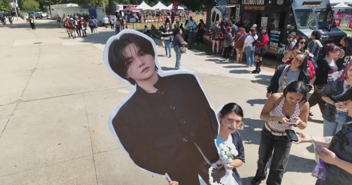 BTS fans descend on Soldier Field for first Chicago concerts in 7 years on 'Arirang' World Tour - CBS Chicago