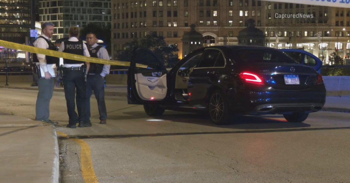 Gun goes off as 6 people rob, attempt to carjack man in Loop; 1 in ...
