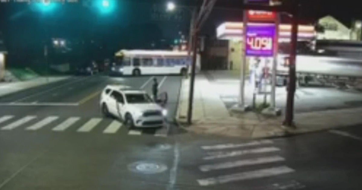 Видео показва как полицай от Филаделфия оставя човек на улицата преди смъртоносно блъскане и бягство