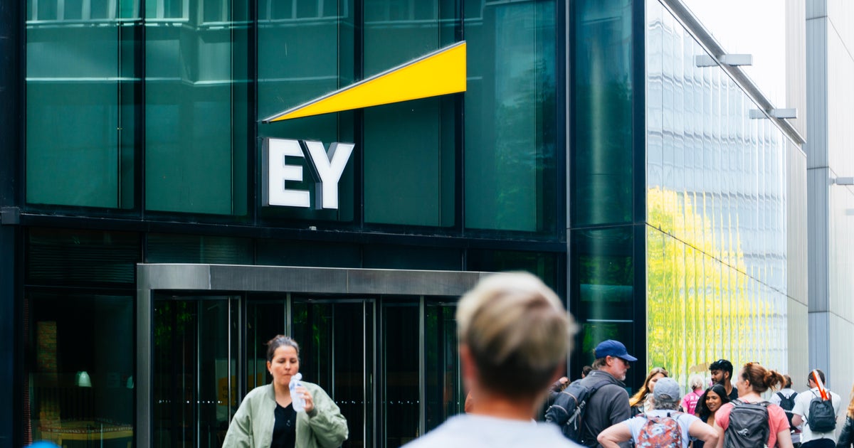 Ernst & Young ще предостави бонуси от $100 милиона за служители, които показват умения за работа с хората