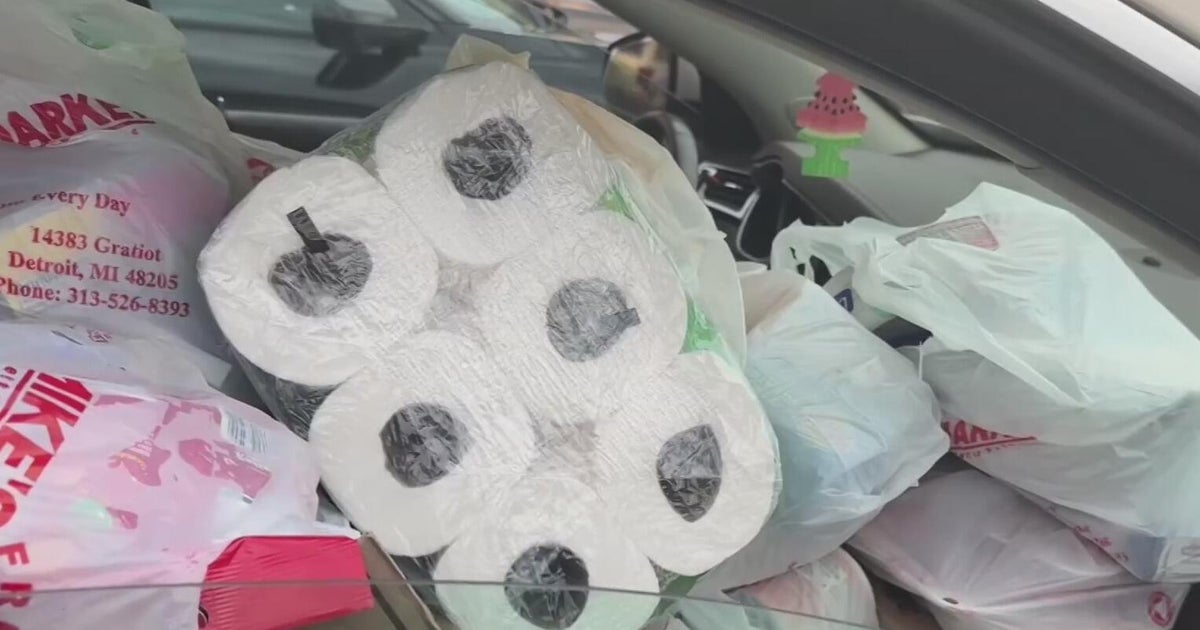 Detroit residents crowd grocery store for gree grocery giveaway