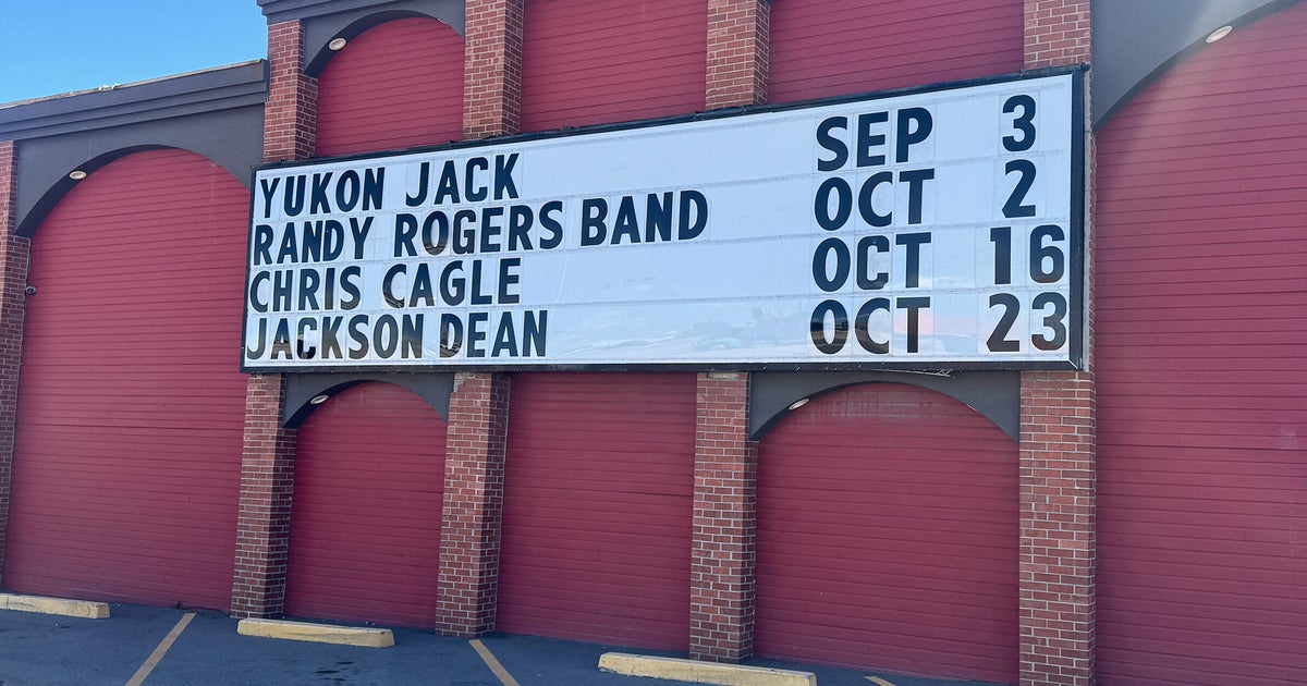 Some fans hoping to see Garth Brooks perform at Denver club experience medical issues apparently due to heat