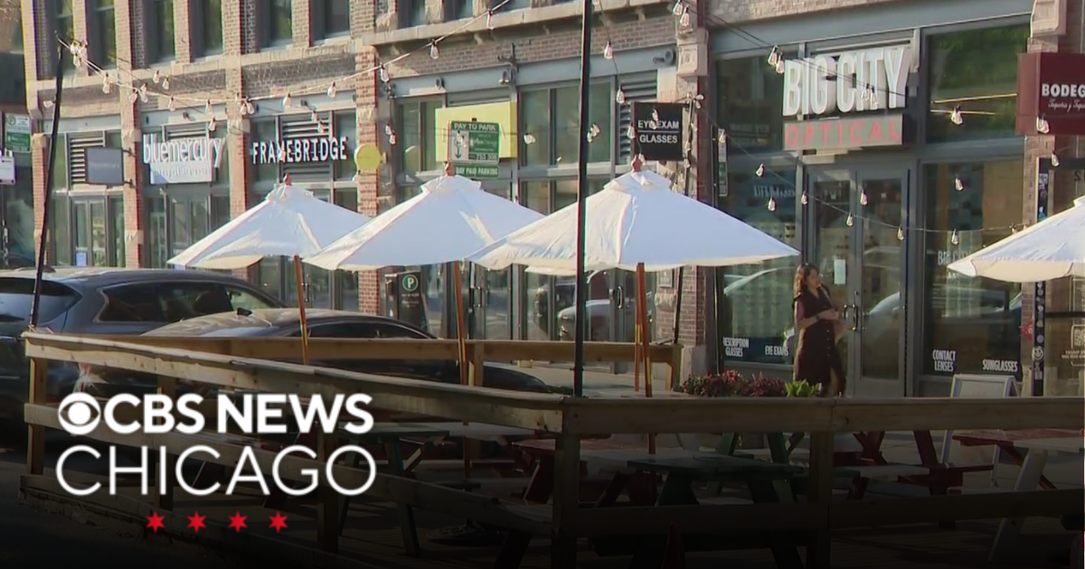 Late-summer heat in Chicago leads to stalled bridges, people seeking relief