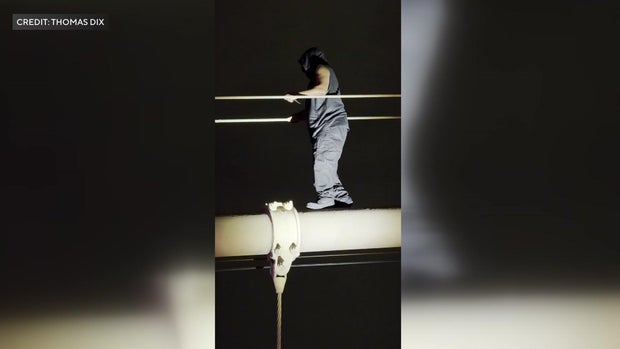 A man on a beam of the Brooklyn Bridge