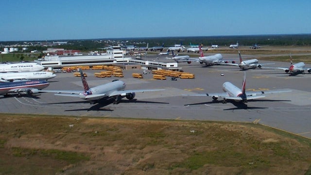 planes-parked-at-gander-a-1280.jpg 