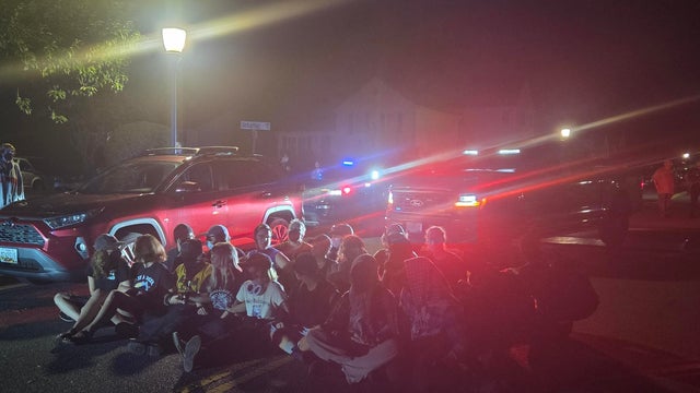 9-4-ice-protestors-standoff-3.jpg 