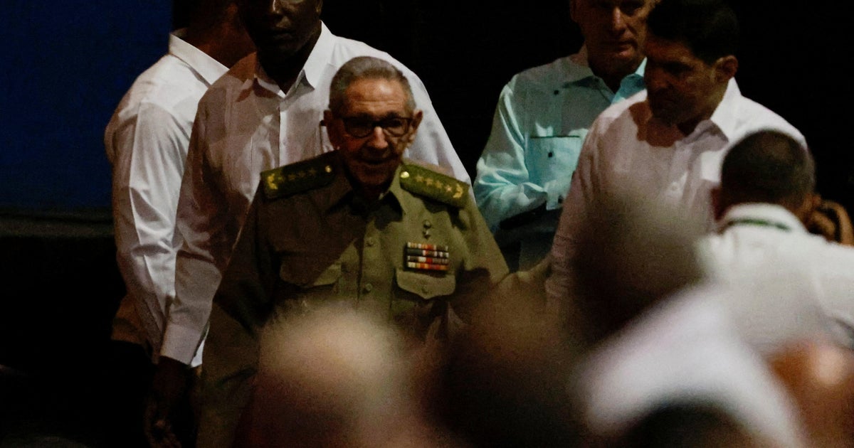 Бившият кубински президент Раул Кастро се появява на военно събитие след хоспитализация