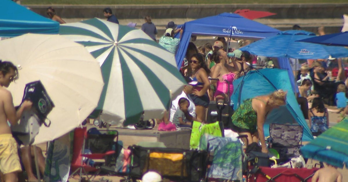 Chicagoans, visitors enjoy last day of Labor Day weekend, beach swim season